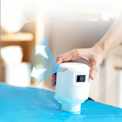 Dispositivo sigillatore sottovuoto portatile bianco, con interruttore, utilizzato su sacchetto blu per conservazione alimenti. Innovativo e compatto.