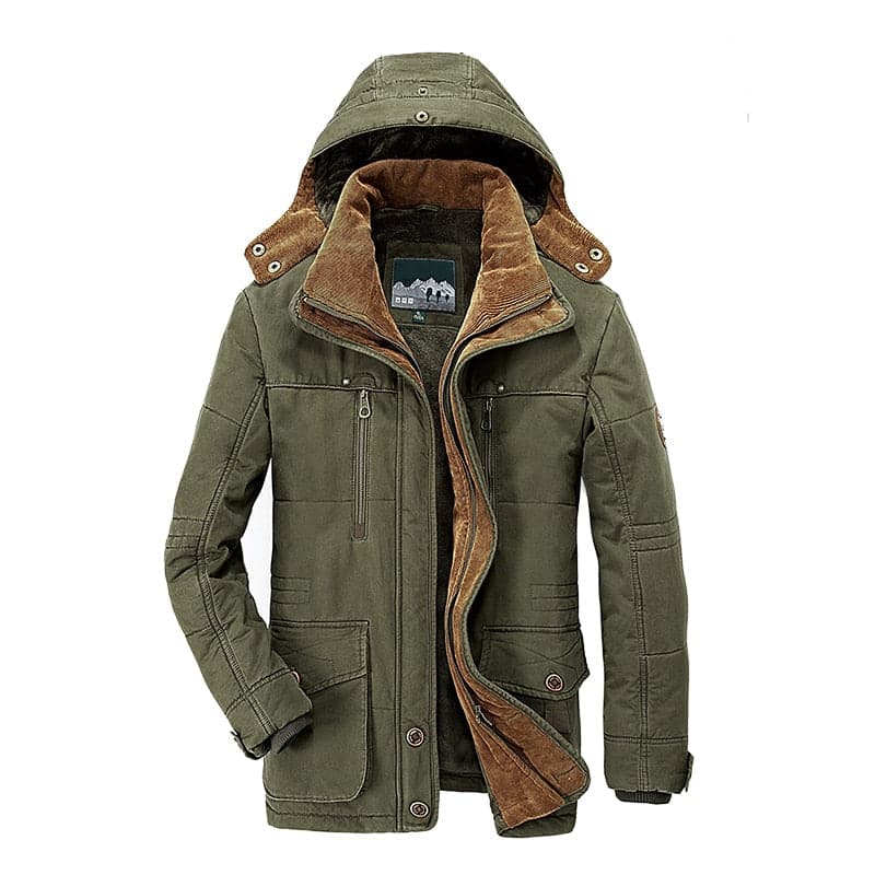 Giacca invernale verde con cappuccio, imbottitura in pelliccia sintetica marrone, tasche multiple, chiusura a zip e bottoni. Moda uomo, abbigliamento caldo.