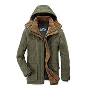 Giacca invernale verde con cappuccio, imbottitura in pelliccia sintetica marrone, tasche multiple, chiusura a zip e bottoni. Moda uomo, abbigliamento caldo.