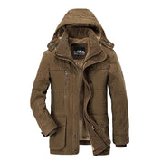 Giacca invernale da uomo marrone con cappuccio, imbottitura calda, tasche multiple e chiusura a zip. Ideale per climi freddi. Moda maschile autunno inverno.