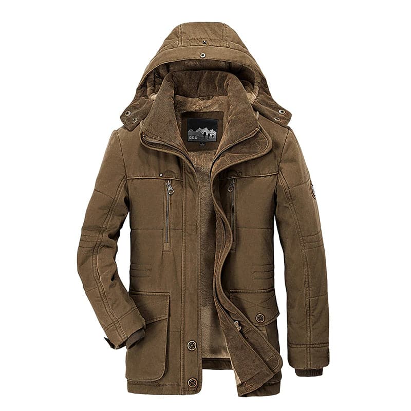 Giacca invernale da uomo marrone con cappuccio, imbottitura calda, tasche multiple e chiusura a zip. Ideale per climi freddi. Moda maschile autunno inverno.