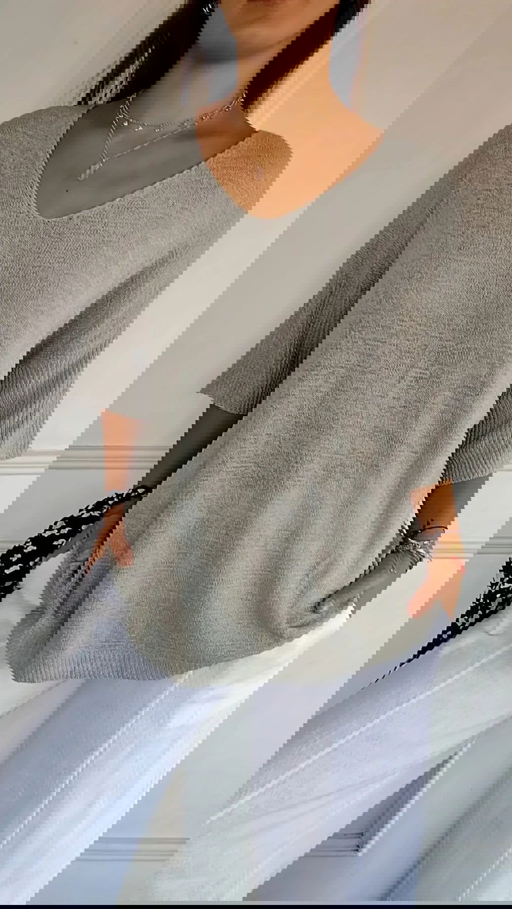 Immagine danneggiata con distorsioni digitali e bande colorate. Problema di visualizzazione o errore di file.