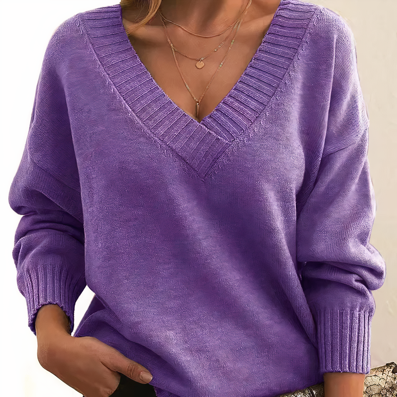 Maglione donna viola con scollo a V, maniche lunghe e dettagli a coste. Elegante e casual, perfetto per l'autunno e l'inverno.