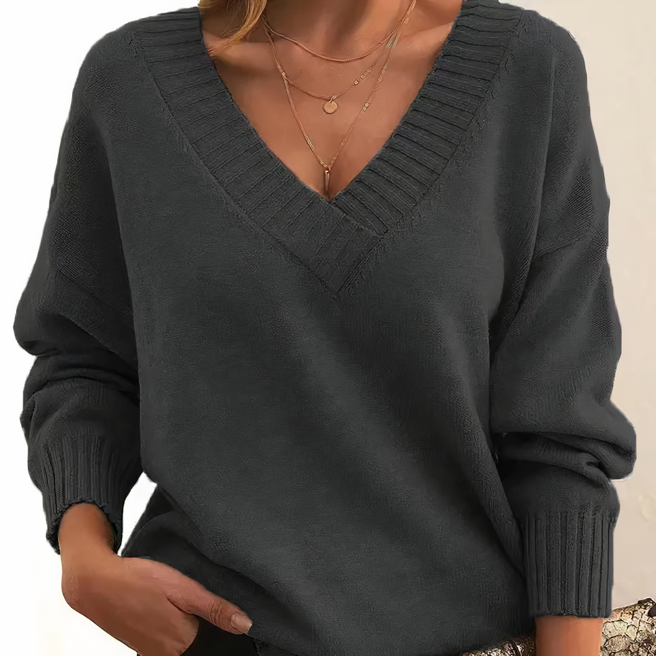 Maglione donna grigio scuro, scollo a V, maniche lunghe, stile casual. Perfetto per l'autunno e l'inverno. Moda femminile elegante e confortevole.