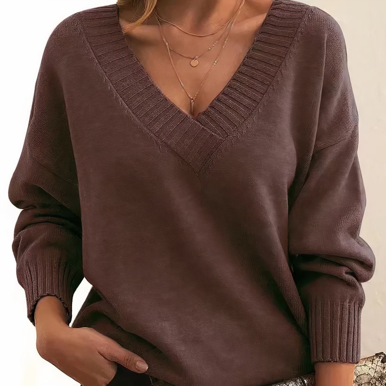 Maglione donna marrone scuro, scollo a V, maniche lunghe, tessuto morbido, stile casual elegante, perfetto per autunno inverno.