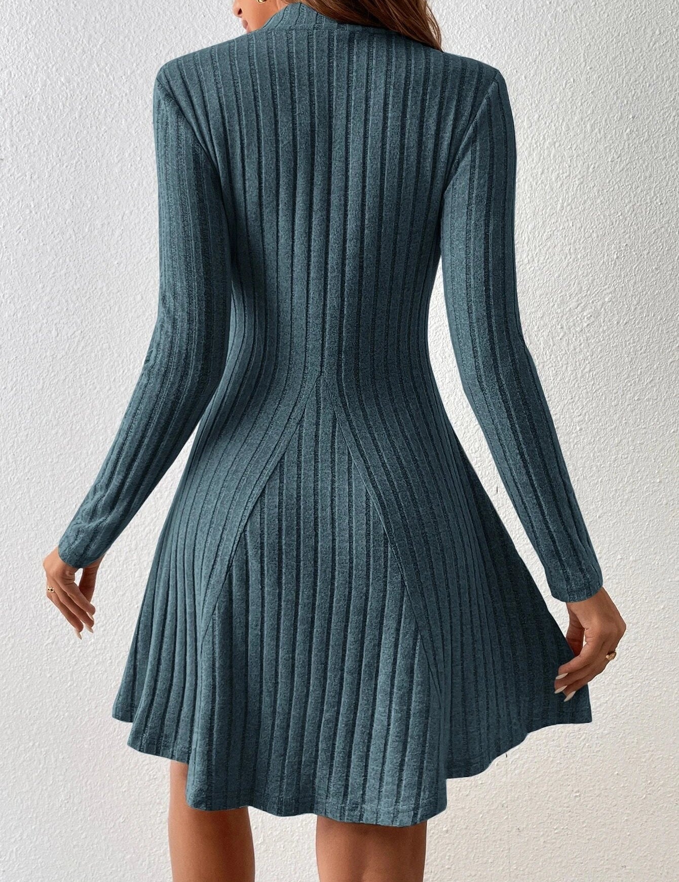 Vestito maglione a coste blu, maniche lunghe, design svasato, tessuto morbido, moda donna autunno inverno, abbigliamento casual elegante.