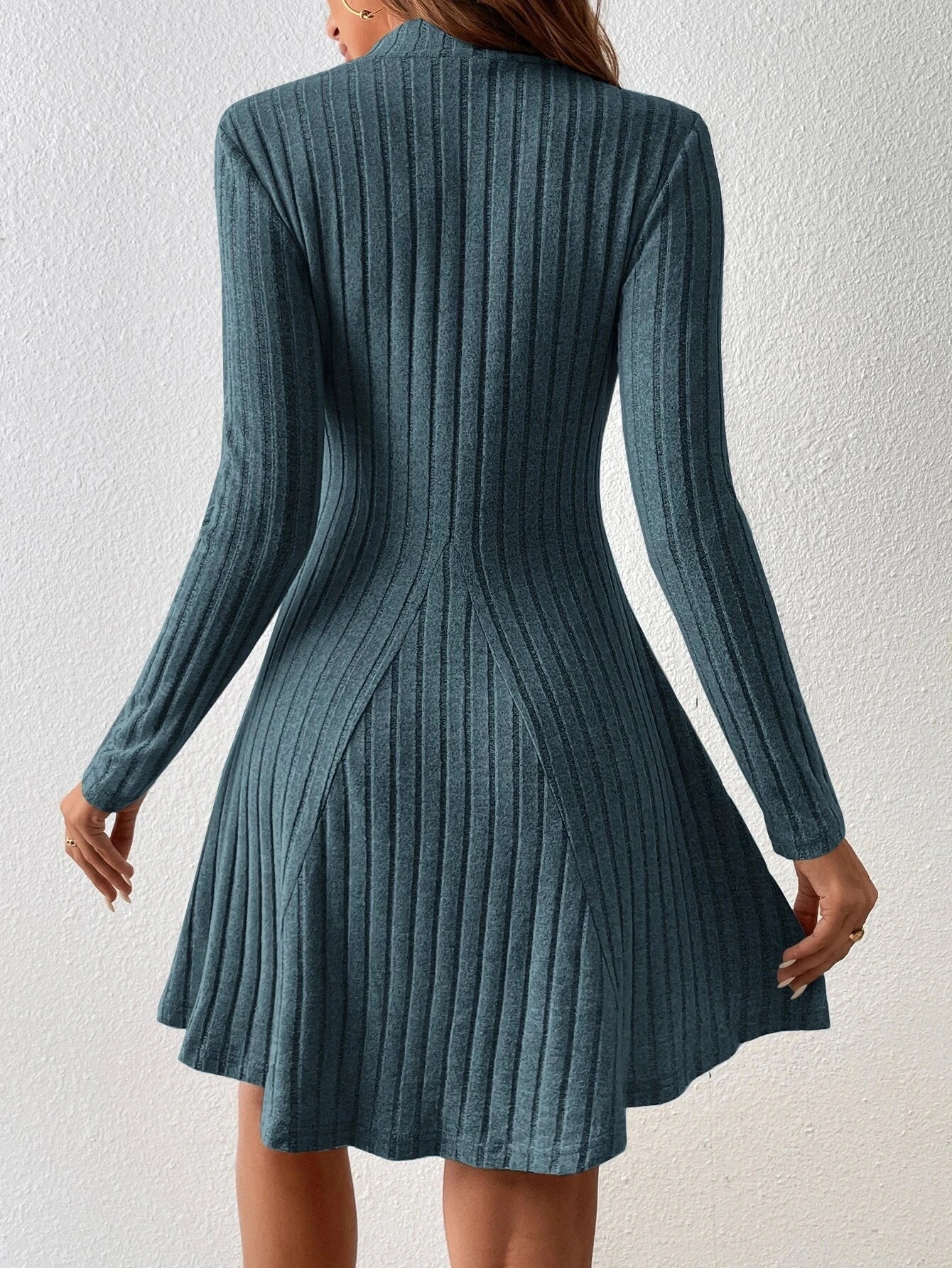 Vestito maglione a coste blu, maniche lunghe, design svasato, tessuto morbido, moda donna autunno inverno, abbigliamento casual elegante.