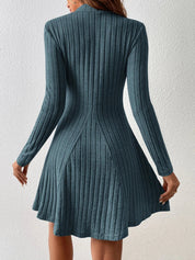 Vestito maglione a coste blu, maniche lunghe, design svasato, tessuto morbido, moda donna autunno inverno, abbigliamento casual elegante.