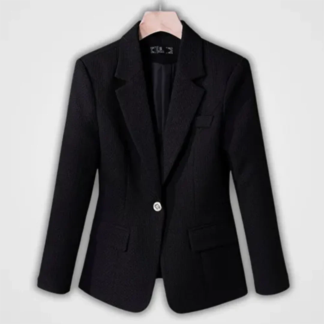 Giacca blazer nero elegante da donna, monopetto, con tasche e colletto classico. Ideale per abbigliamento formale e ufficio.