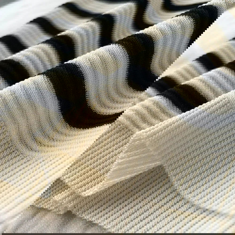 Immagine danneggiata con distorsioni e colori alterati, impossibile identificare l'oggetto principale. Problema di visualizzazione o file corrotto.