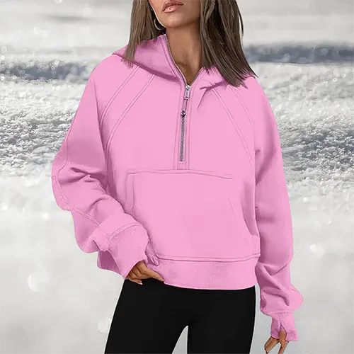Felpa rosa con cappuccio e zip, indossata da una donna su sfondo innevato. Moda invernale, abbigliamento casual, stile confortevole.