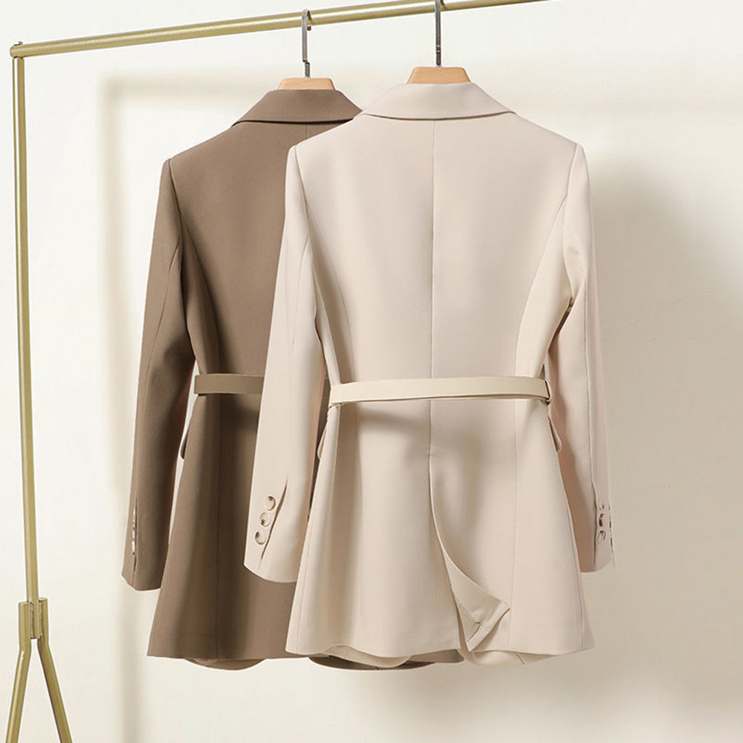 Due blazer eleganti da donna, beige e marrone, appesi su grucce. Design moderno, tessuto di qualità, ideali per abbigliamento formale e ufficio.