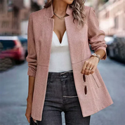 Giacca donna elegante rosa, tessuto a spina di pesce, abbinata a top bianco e jeans. Moda femminile autunnale, stile casual chic.