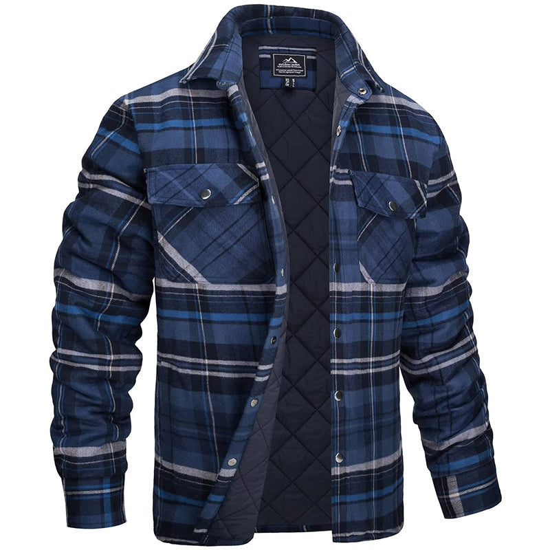 Camicia a quadri blu e nera da uomo, imbottita e trapuntata, con tasche frontali e bottoni. Ideale per l'inverno, stile casual e caldo.