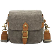 Borsa a tracolla in tela grigia con dettagli in pelle marrone, fibbia in metallo, tasche laterali e tracolla regolabile. Elegante e funzionale.