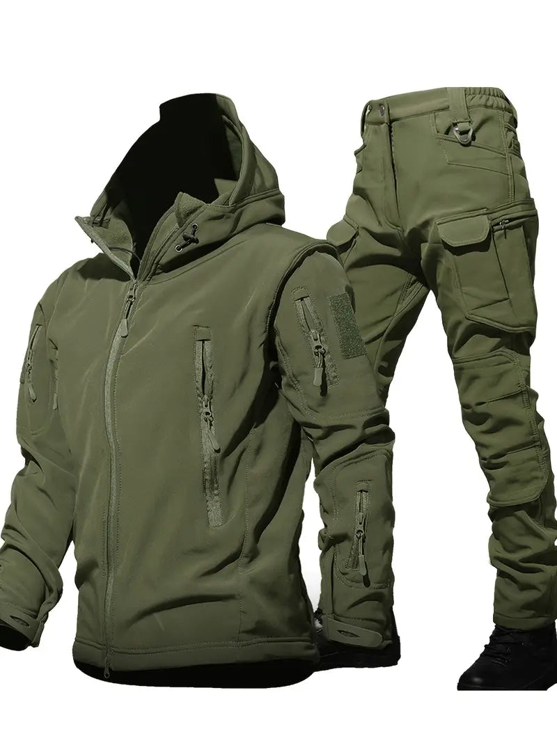 Giacca e pantaloni tattici verde militare, impermeabili, con cappuccio e tasche multiple. Abbigliamento outdoor resistente per escursionismo e avventura.