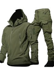 Giacca e pantaloni tattici verde militare, impermeabili, con cappuccio e tasche multiple. Abbigliamento outdoor resistente per escursionismo e avventura.