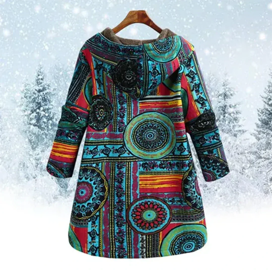 Cappotto invernale etnico colorato con motivi geometrici, cappuccio, sfondo innevato. Moda donna, abbigliamento caldo, stile boho chic.