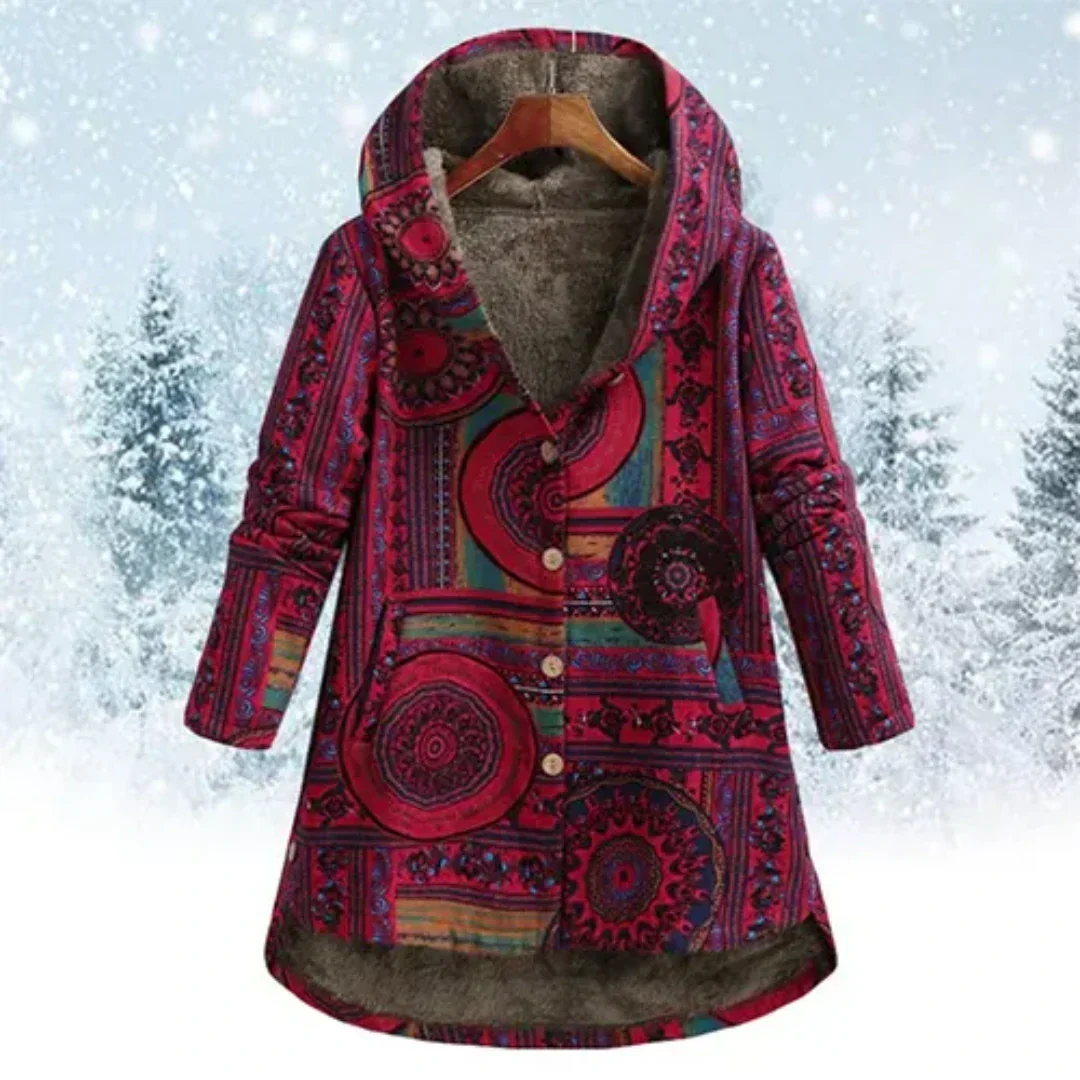 Cappotto invernale donna con cappuccio, fantasia etnica rossa e viola, foderato in pelliccia sintetica, sfondo neve, moda calda e colorata.