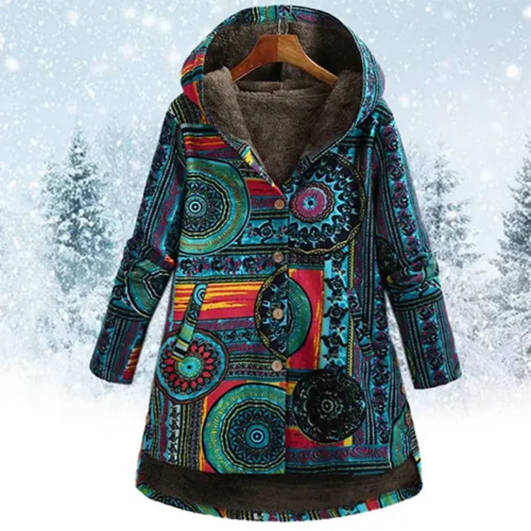 Cappotto invernale etnico con cappuccio, fantasia geometrica multicolore, sfondo neve, ideale per moda donna, tessuto caldo e confortevole.