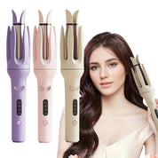 Arricciacapelli automatico in tre colori (viola, rosa, beige) con display digitale, accanto a modella con capelli ondulati. Styling capelli facile e veloce.