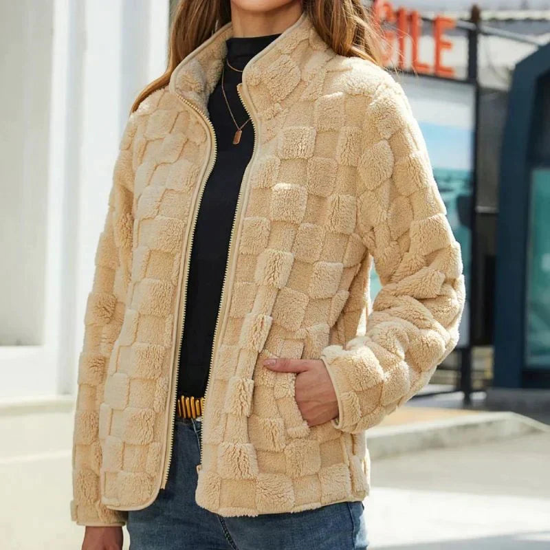 Giacca donna in pile beige a quadri, chiusura zip, tasche laterali. Moda autunno inverno, abbigliamento casual, stile moderno.