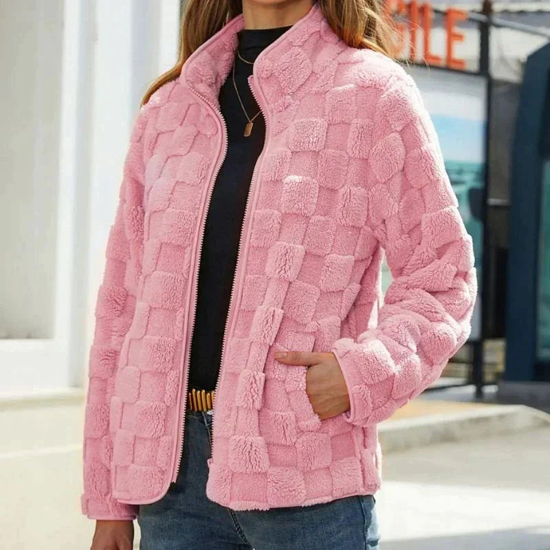 Giacca donna in pile rosa a quadri, chiusura zip, tasche laterali. Moda autunno inverno, abbigliamento casual caldo e confortevole.