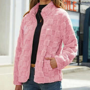 Giacca donna in pile rosa a quadri, chiusura zip, tasche laterali. Moda autunno inverno, abbigliamento casual caldo e confortevole.