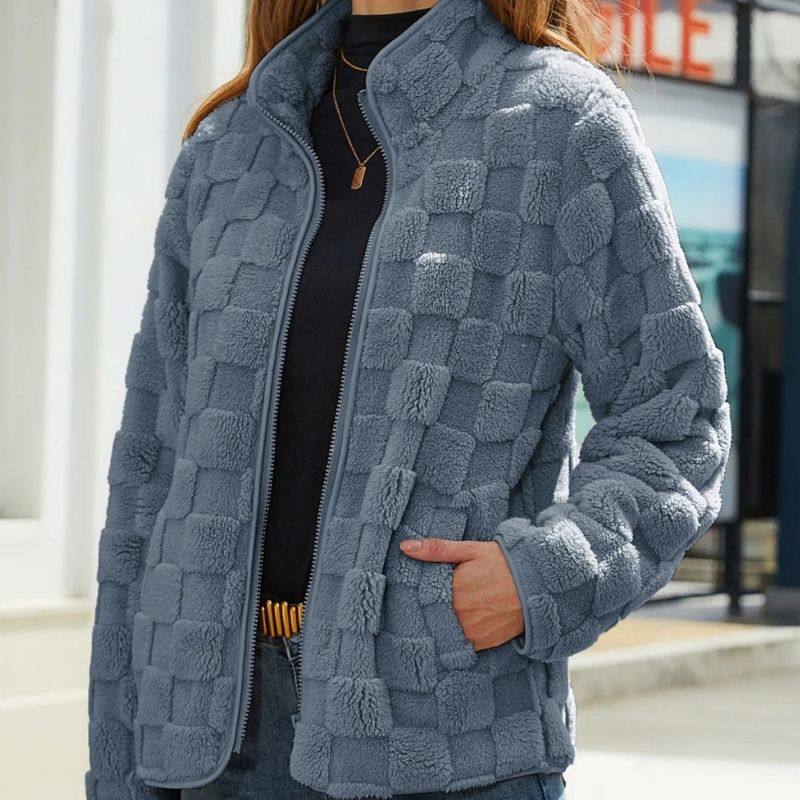 Giacca donna in pile grigio, design a quadri, chiusura zip, tasche laterali. Moda autunno inverno, abbigliamento casual caldo e confortevole.