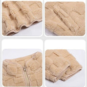 Giacca in pile beige con cerniera, design a quadri, tessuto morbido e caldo, ideale per l'inverno. Dettagli su colletto e maniche.