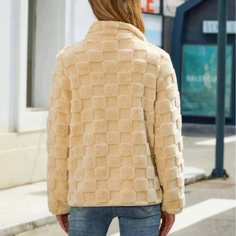 Giacca donna in pelliccia sintetica beige a quadri, stile casual, vista posteriore. Ideale per l'inverno, moda urbana, abbigliamento caldo.