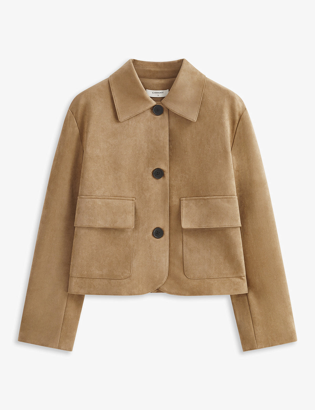 Giacca corta in pelle scamosciata beige con bottoni neri e tasche frontali. Moda donna, abbigliamento autunnale elegante e casual.