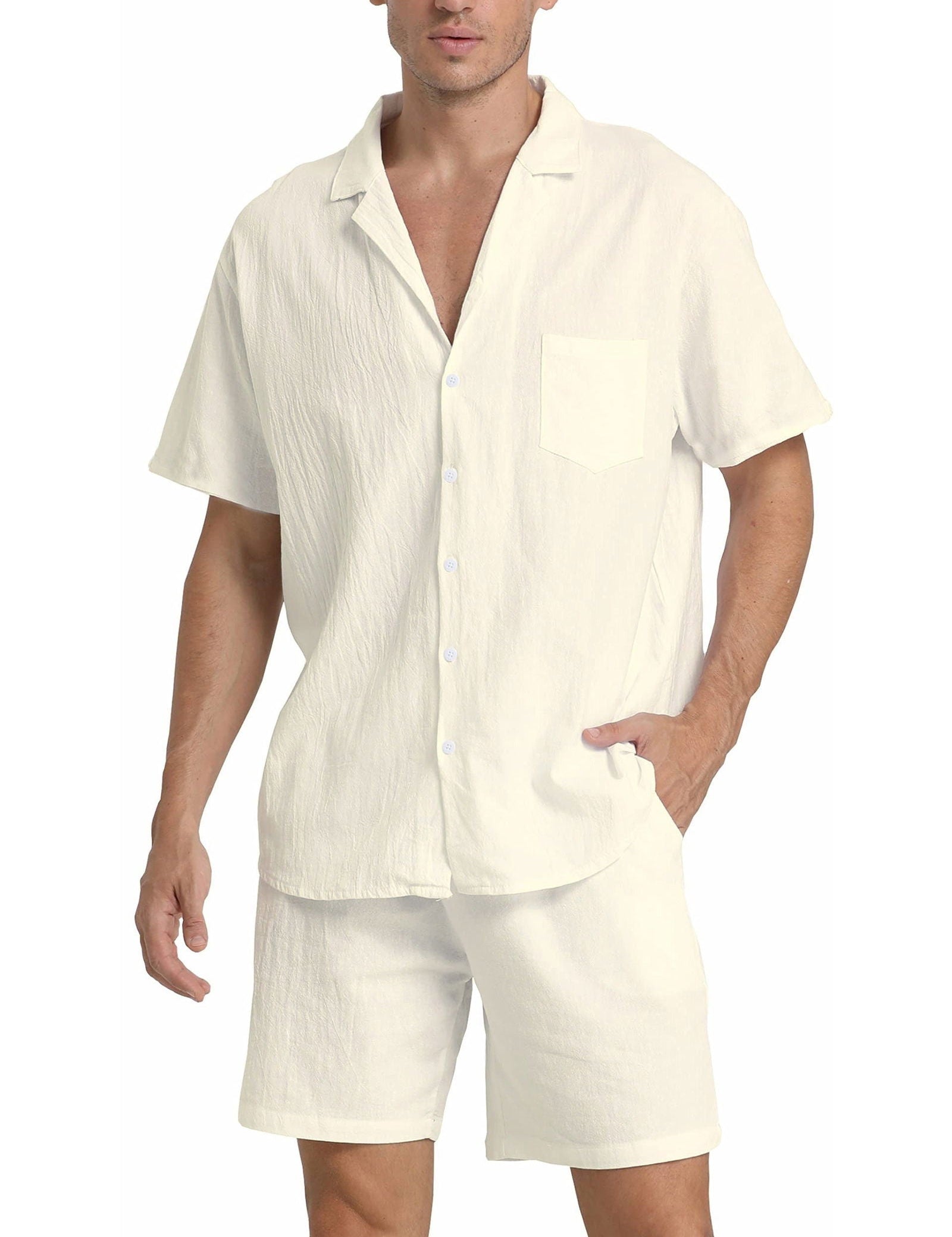 Camicia e pantaloncini da uomo in lino bianco, stile casual estivo, con tasca frontale e bottoni, ideale per look freschi e leggeri.