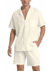 Camicia e pantaloncini da uomo in lino bianco, stile casual estivo, con tasca frontale e bottoni, ideale per look freschi e leggeri.