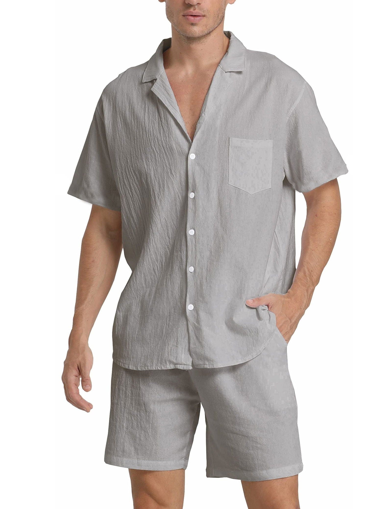 Camicia e pantaloncini uomo in lino grigio chiaro, maniche corte, tasca frontale, abbigliamento estivo casual, moda maschile elegante e confortevole.