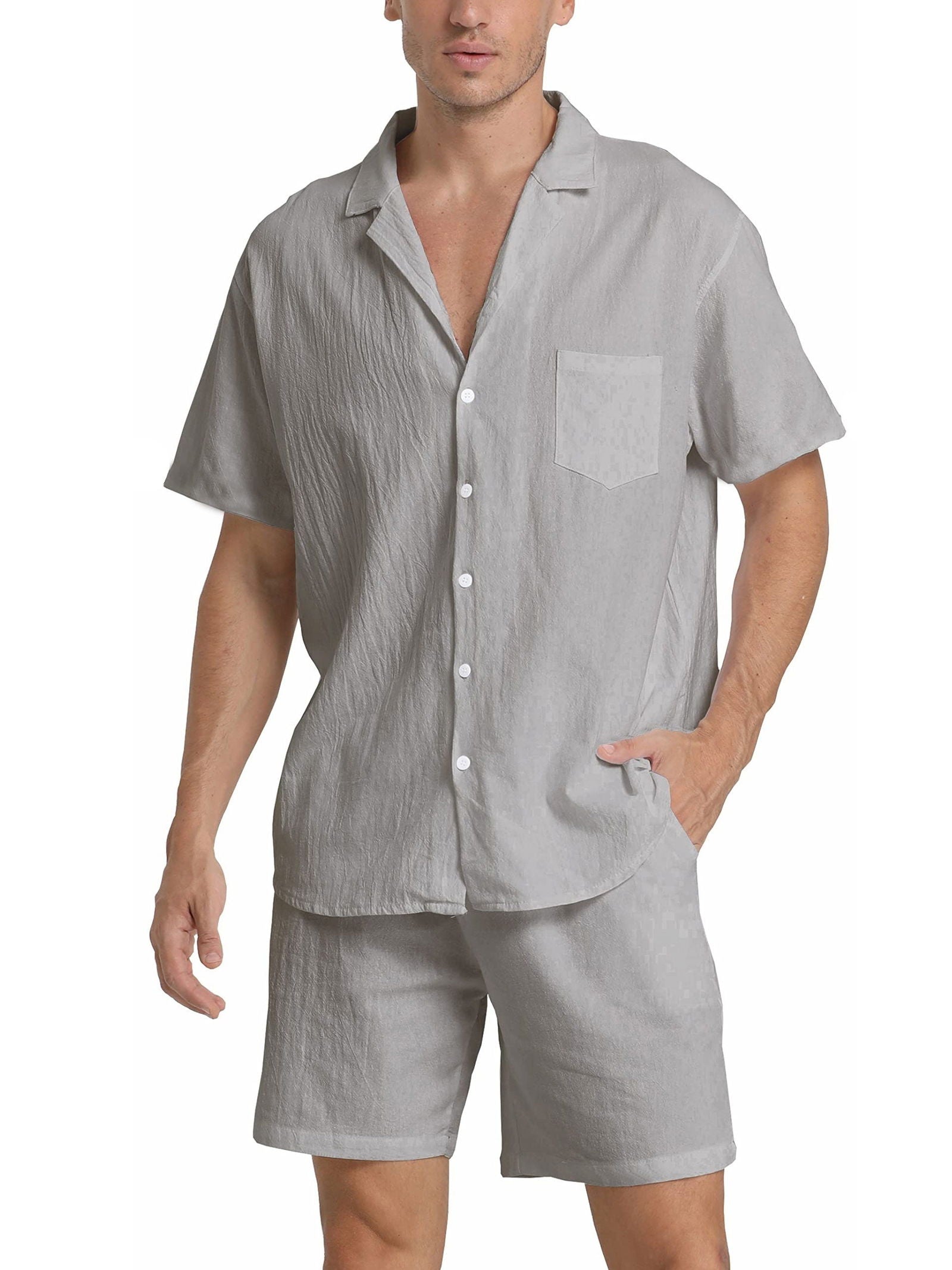 Camicia e pantaloncini uomo in lino grigio chiaro, maniche corte, tasca frontale, abbigliamento estivo casual, moda maschile elegante e confortevole.