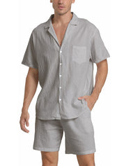 Camicia e pantaloncini uomo in lino grigio chiaro, maniche corte, tasca frontale, abbigliamento estivo casual, moda maschile elegante e confortevole.