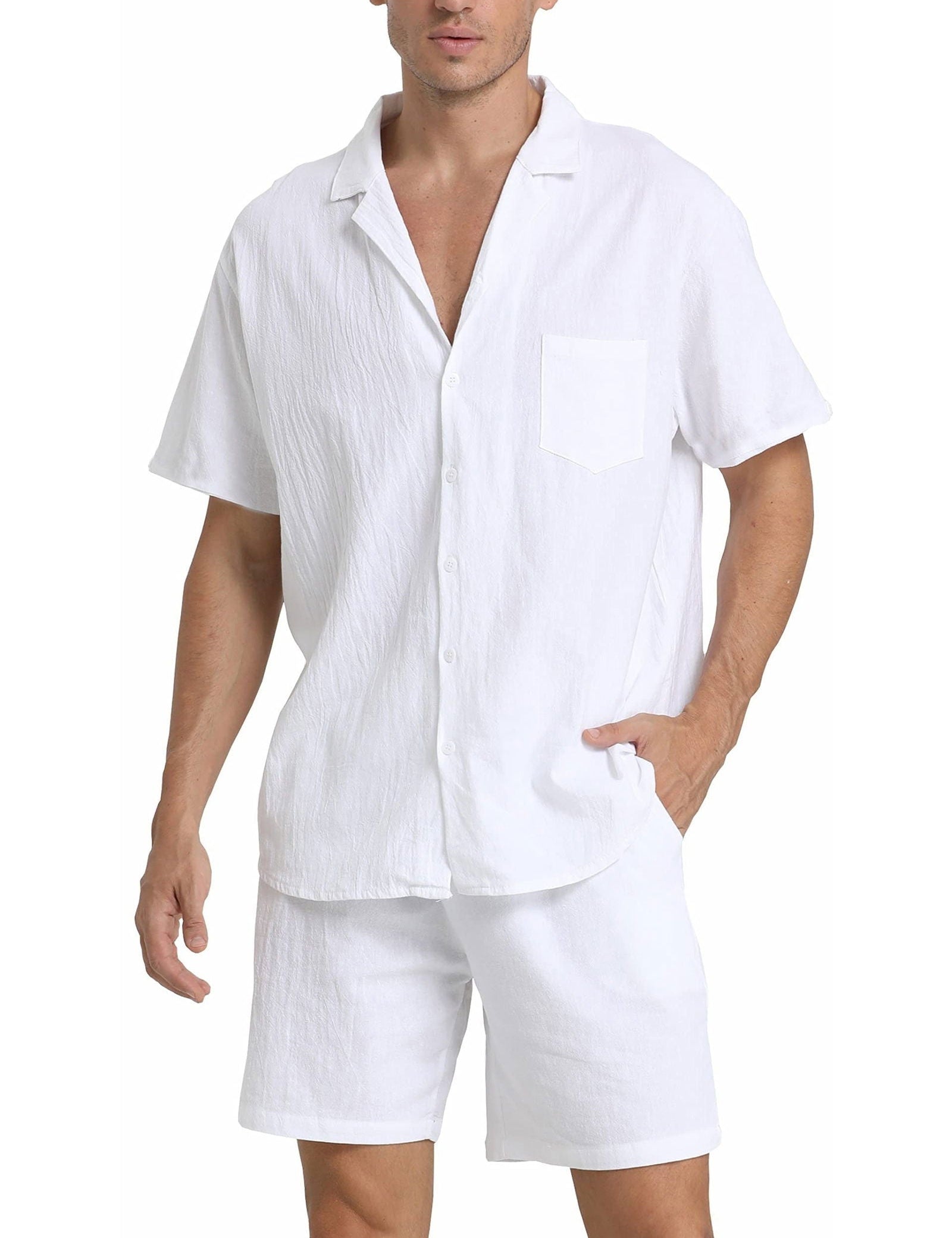 Camicia e pantaloncini uomo in lino bianco, stile casual estivo, maniche corte, tasca frontale, abbigliamento leggero e traspirante.