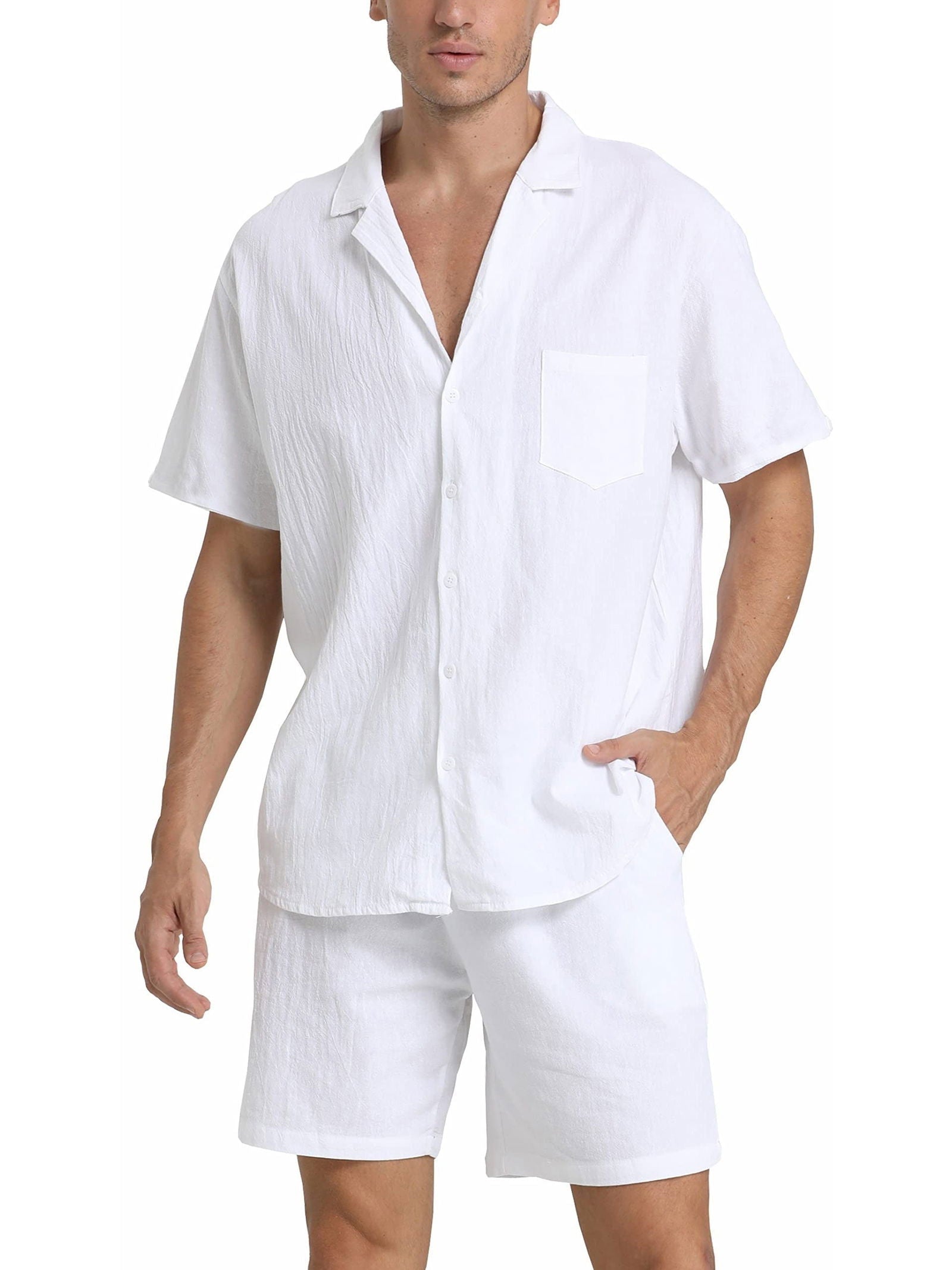 Camicia e pantaloncini uomo in lino bianco, stile casual estivo, maniche corte, tasca frontale, abbigliamento leggero e traspirante.