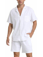 Camicia e pantaloncini uomo in lino bianco, stile casual estivo, maniche corte, tasca frontale, abbigliamento leggero e traspirante.