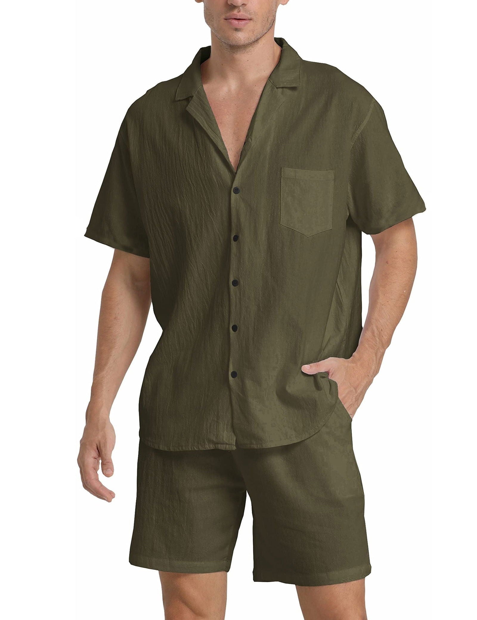 Camicia e pantaloncini uomo in lino verde oliva, maniche corte, colletto classico, tasca frontale, abbigliamento estivo casual elegante.