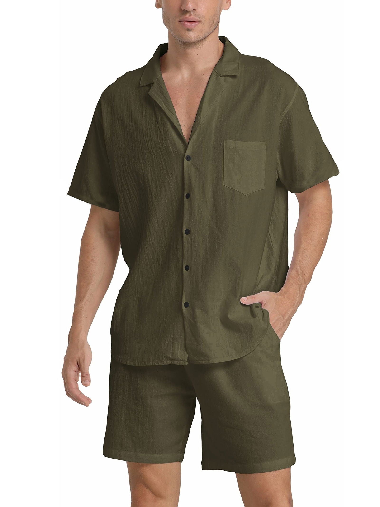 Camicia e pantaloncini uomo in lino verde oliva, maniche corte, colletto classico, tasca frontale, abbigliamento estivo casual elegante.