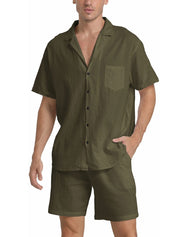 Camicia e pantaloncini uomo in lino verde oliva, maniche corte, colletto classico, tasca frontale, abbigliamento estivo casual elegante.