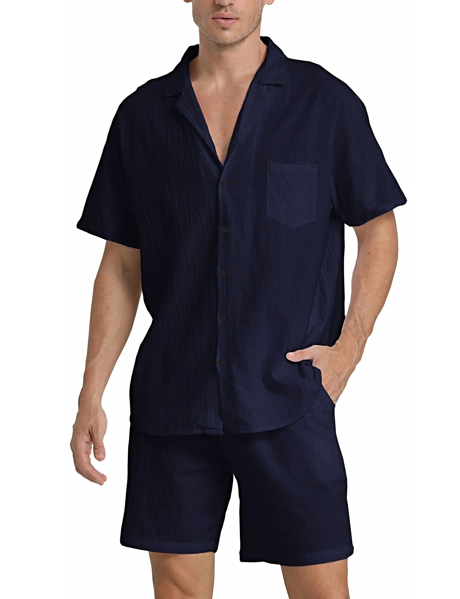 Camicia e pantaloncini uomo in lino blu scuro, stile casual estivo, maniche corte, colletto classico, tasca frontale, abbigliamento leggero e traspirante.