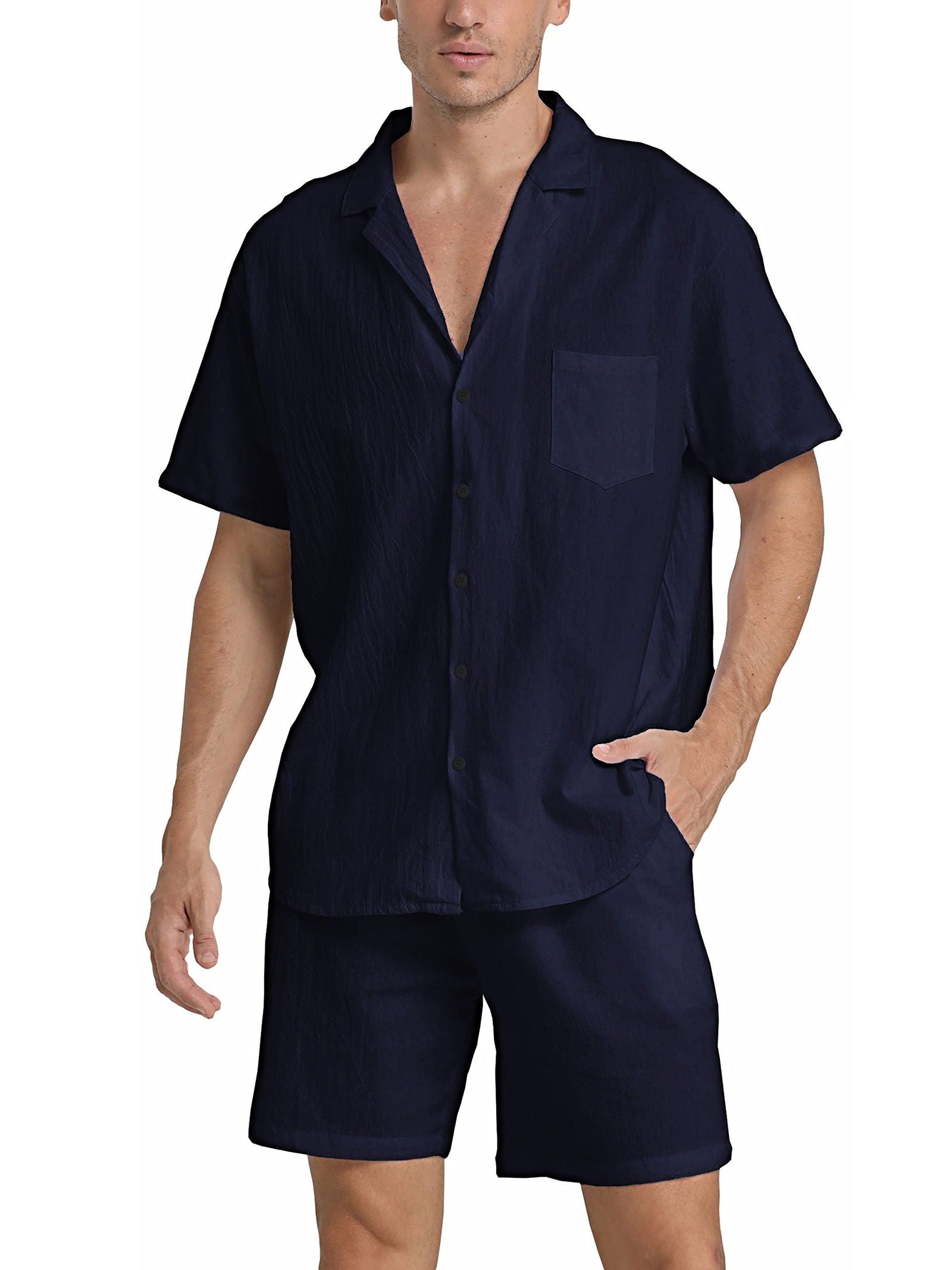 Camicia e pantaloncini uomo in lino blu scuro, stile casual estivo, maniche corte, colletto classico, tasca frontale, abbigliamento leggero e traspirante.