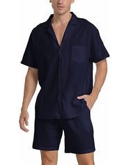 Camicia e pantaloncini uomo in lino blu scuro, stile casual estivo, maniche corte, colletto classico, tasca frontale, abbigliamento leggero e traspirante.