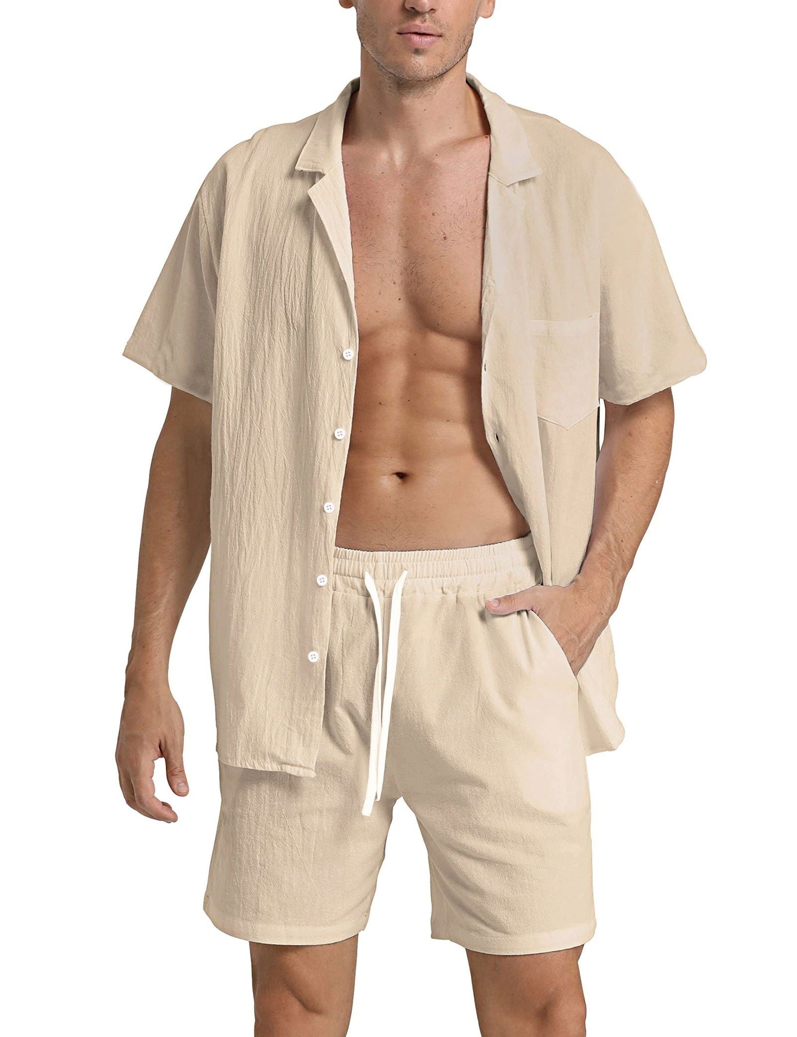 Set coordinato uomo beige, camicia a maniche corte e pantaloncini con coulisse. Abbigliamento estivo casual, tessuto leggero e traspirante.