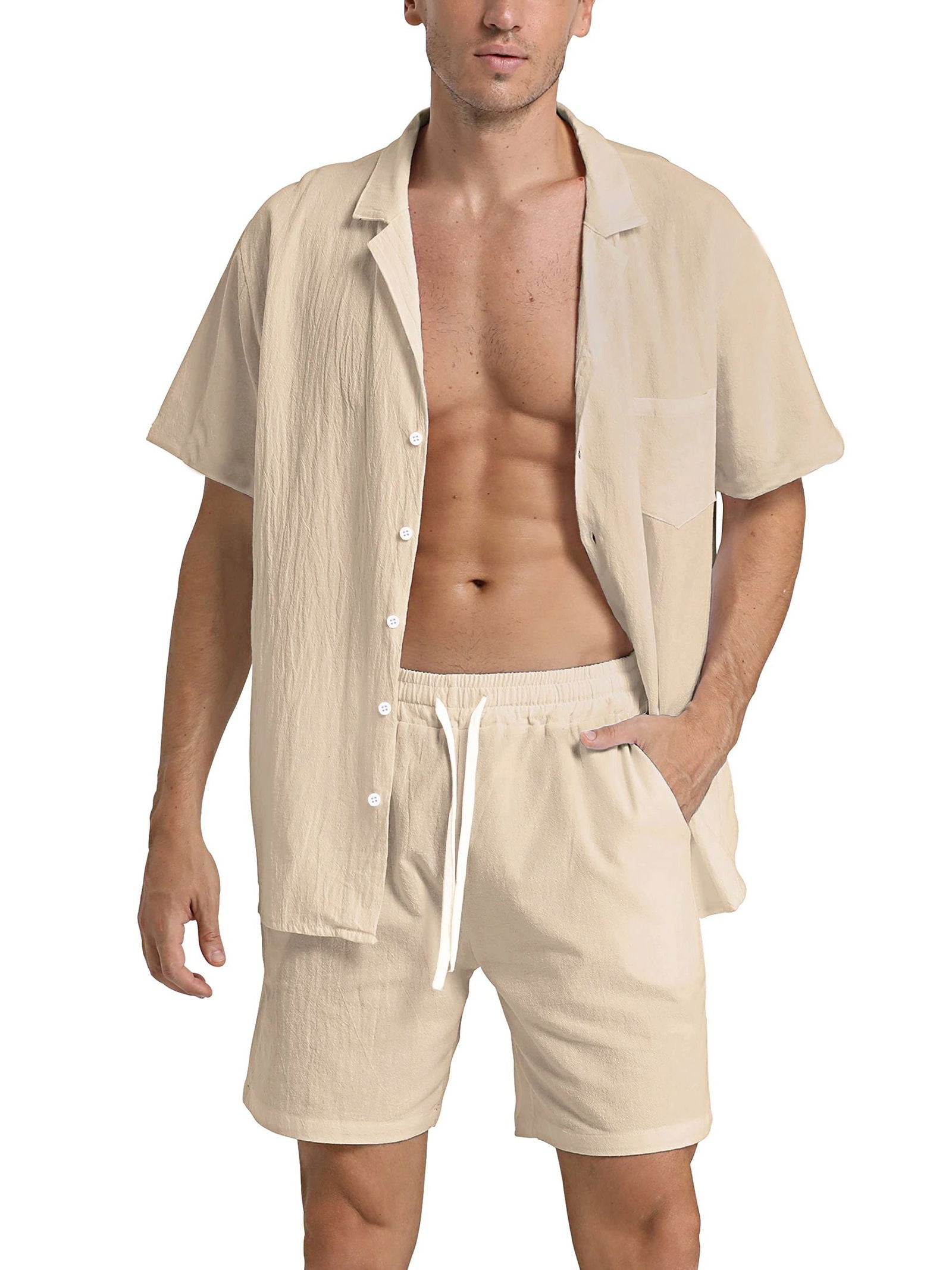Set coordinato uomo beige, camicia a maniche corte e pantaloncini con coulisse. Abbigliamento estivo casual, tessuto leggero e traspirante.