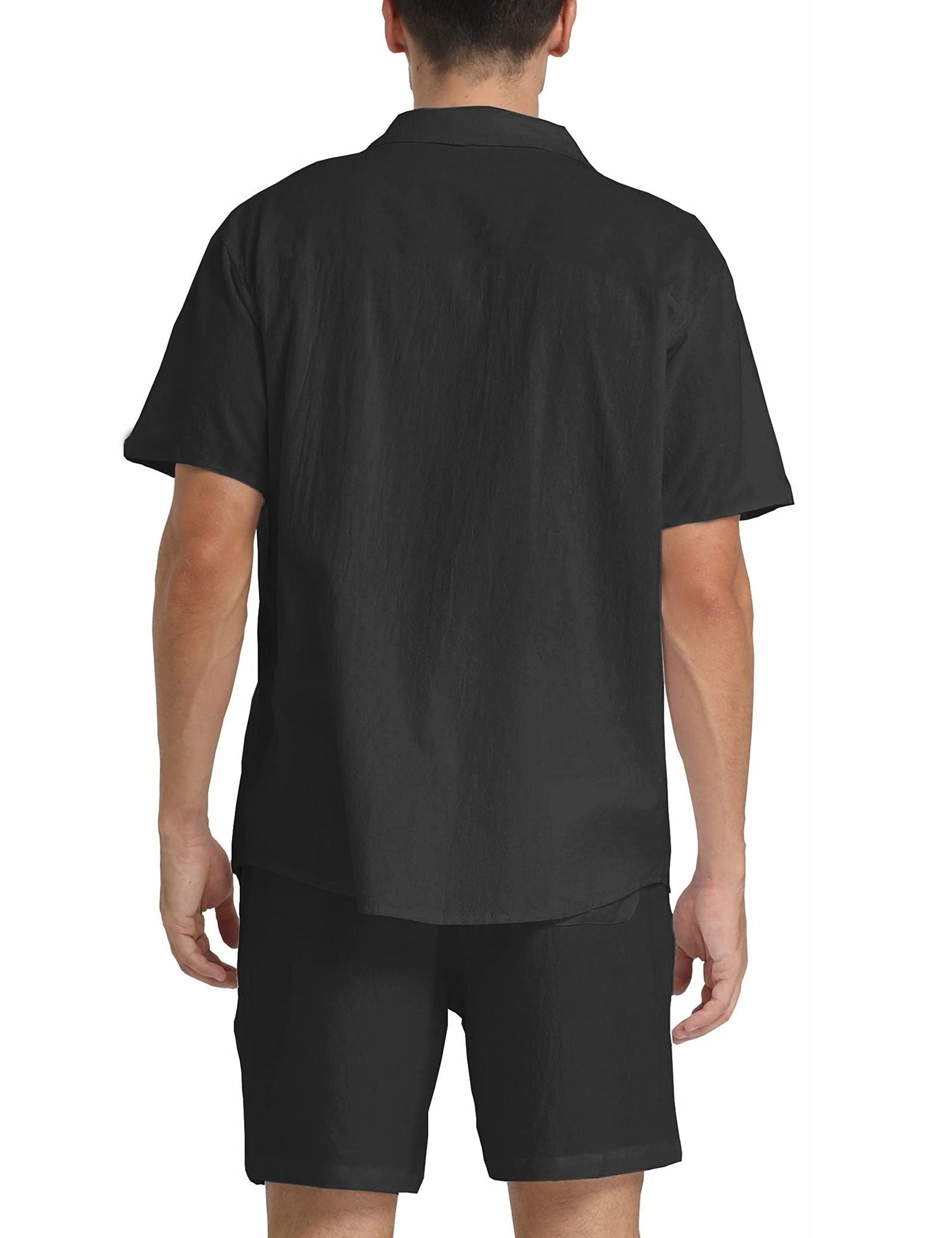 Camicia uomo nera a maniche corte, vista posteriore, tessuto leggero, ideale per look casual estivi. Abbinata a pantaloncini neri coordinati.
