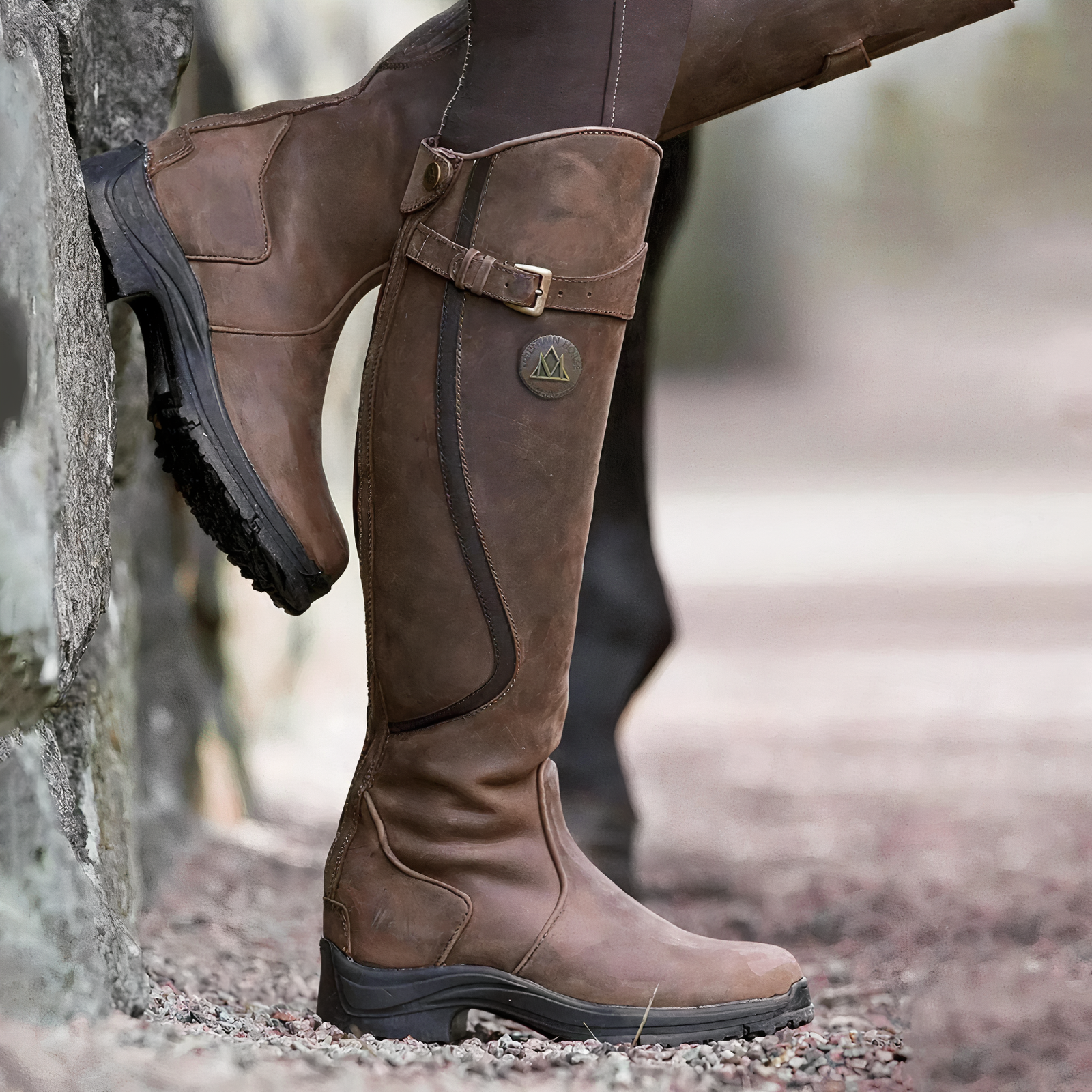 Stivali alti in pelle marrone da equitazione, suola antiscivolo, fibbia decorativa, ideali per attività all'aperto e moda autunnale.